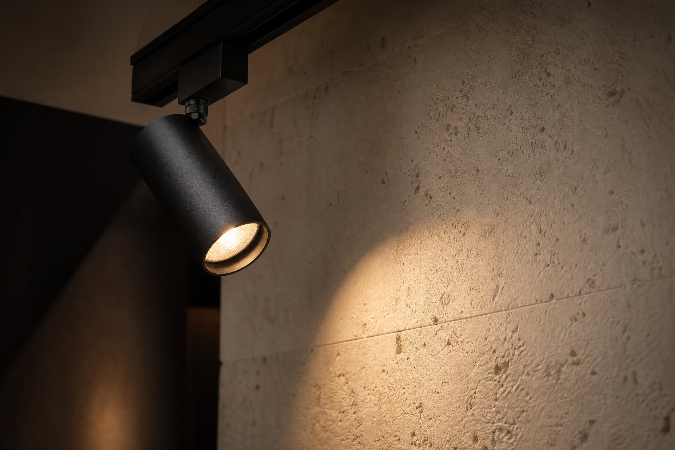 Low-glare architectural track light
